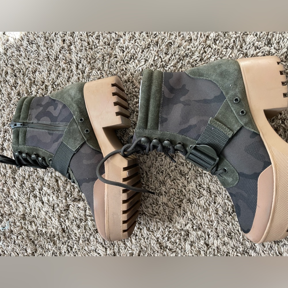 Women Steve Madden Camo Multi Boot size 8.5